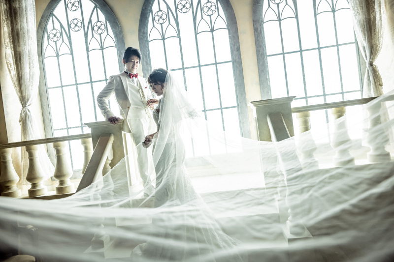 大窓のチャペル前でベールフワッと