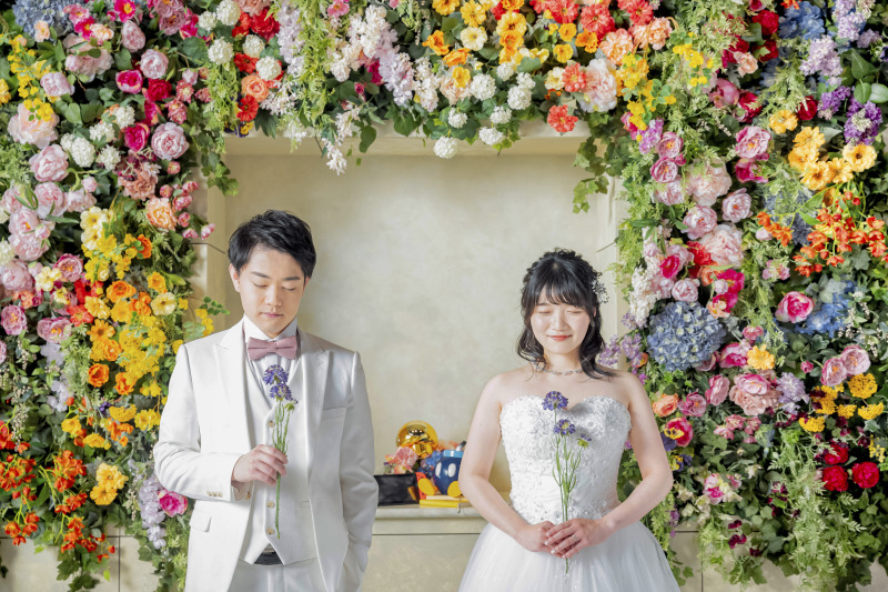 シンプルな一輪と瞼を閉じてフラワーバックが素敵♪