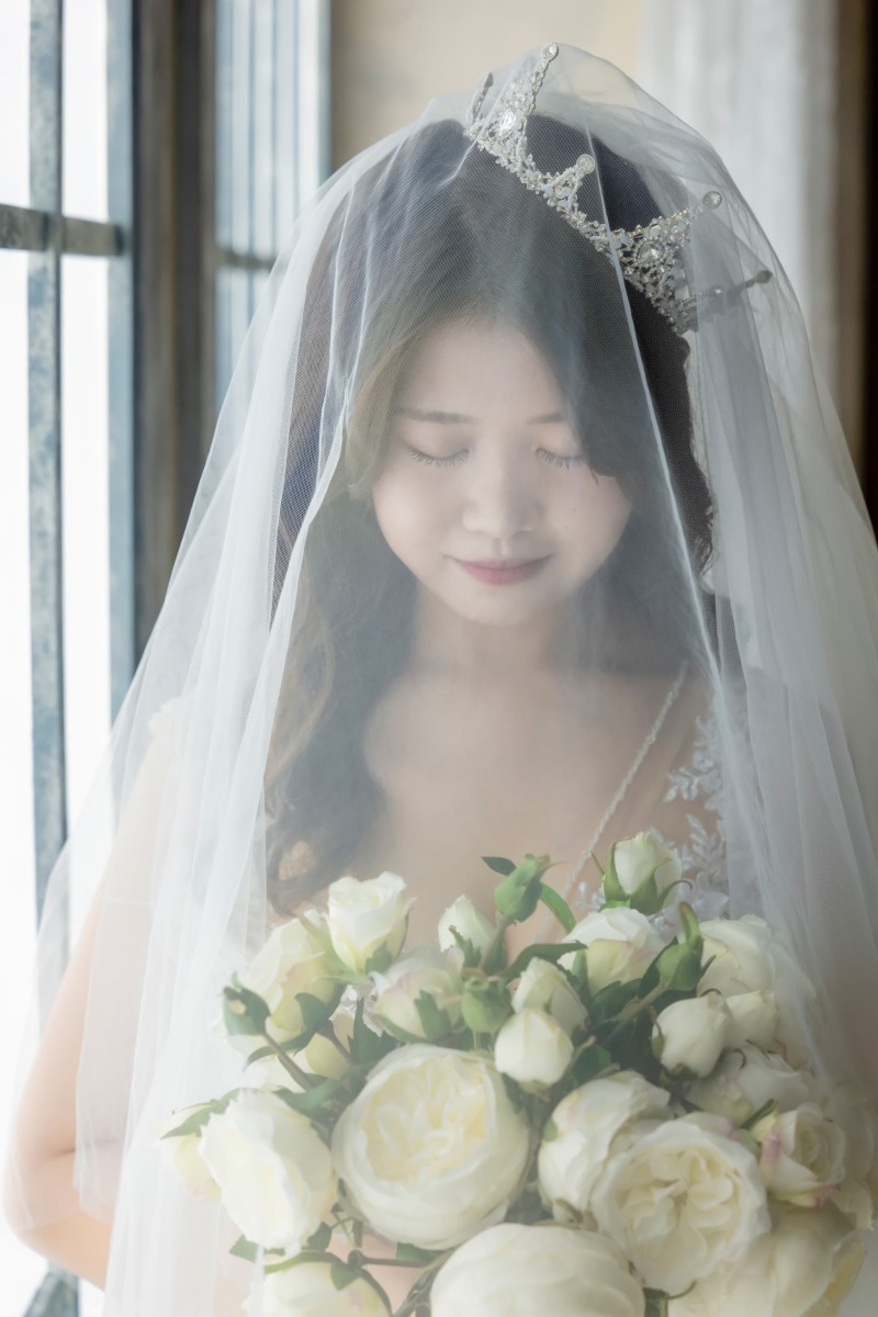 ベールの中でお祈りを込めて