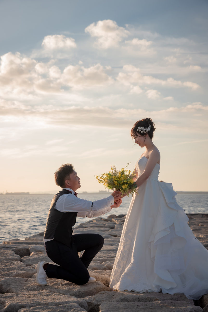 海辺でロマンティックに花束を