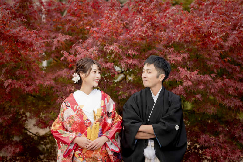 真っ赤な紅葉に囲まれて