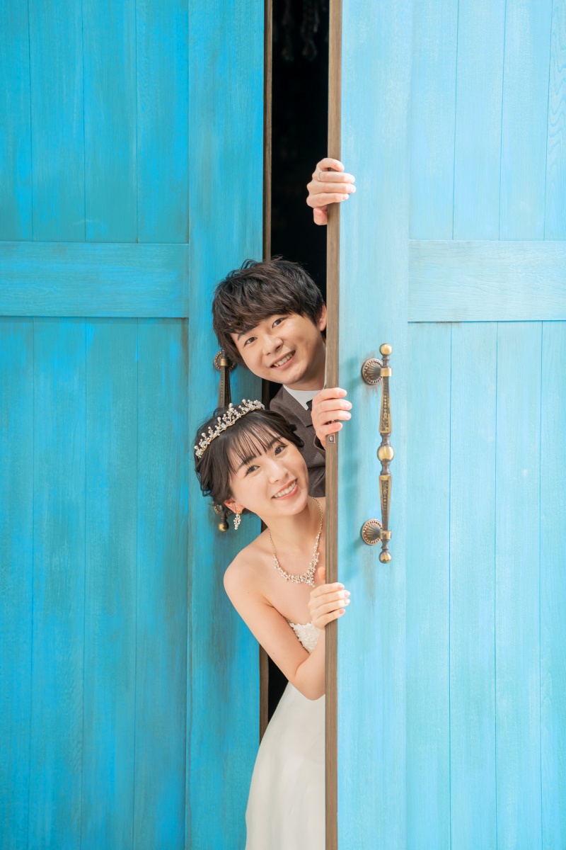 【Charming】大きな扉から覗いてスマイル!