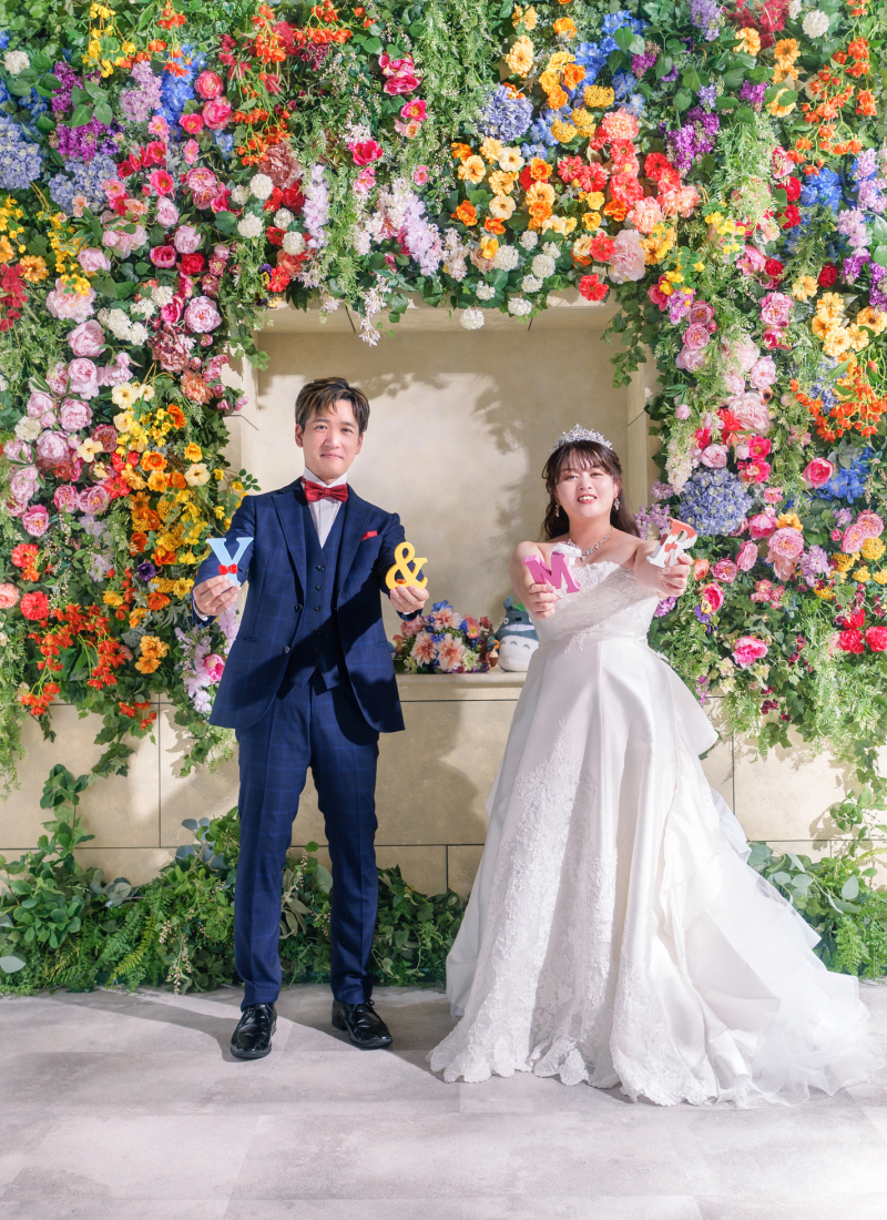 花に囲まれた、ふたりのイニシャル