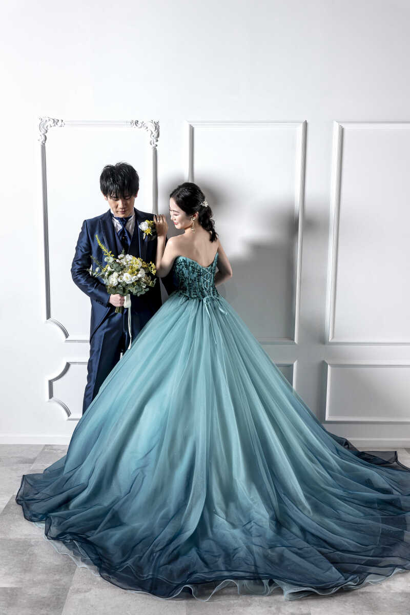 ふわっと広がる優雅な後ろ姿