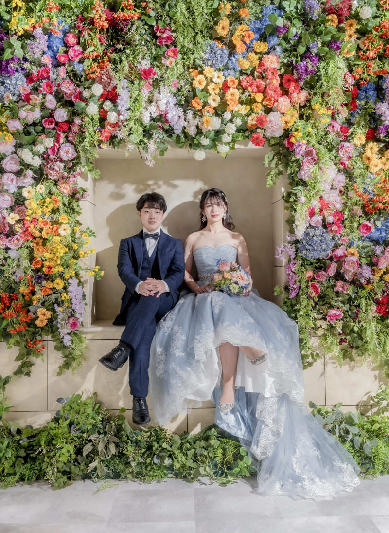 フラワーウォールに囲まれて、特別なワンシーン