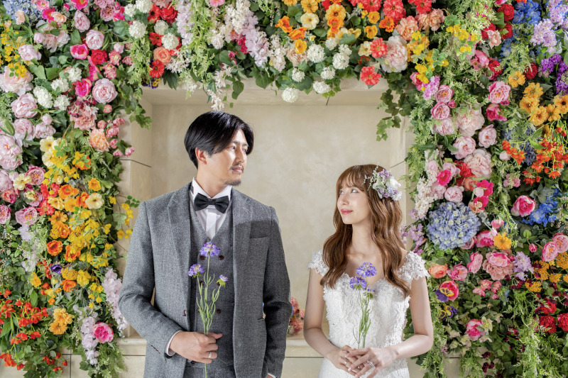 色鮮やかなフラワーを背景に