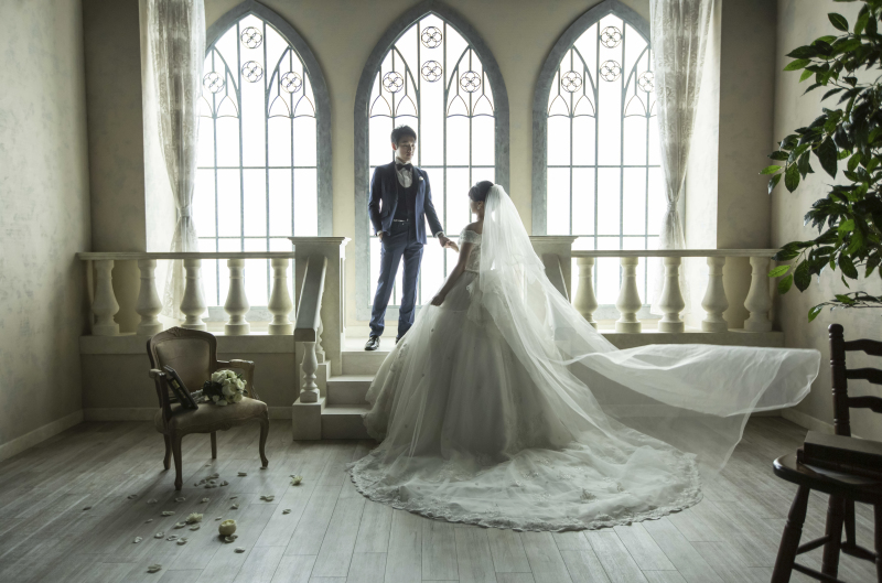 手を取り合って