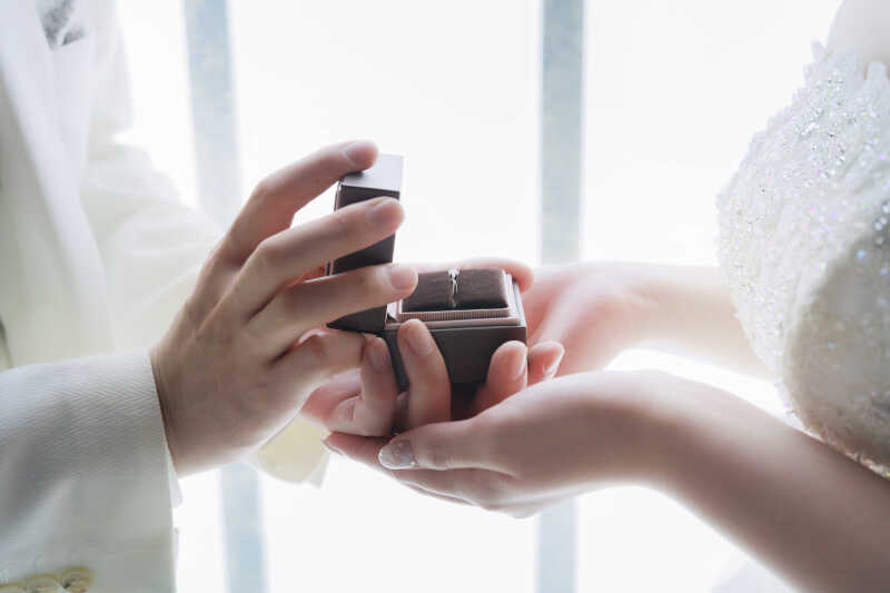 プロポーズの指輪が輝く、感動の瞬間