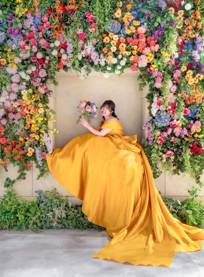 色鮮やかな花々とドレス