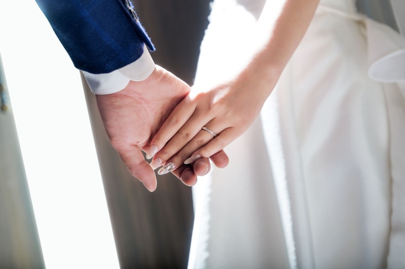 そっと重ねた手に、ふたりの想いを感じて。