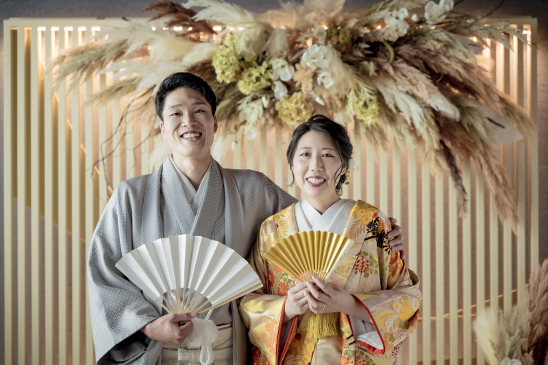 和装で仲むつまじく