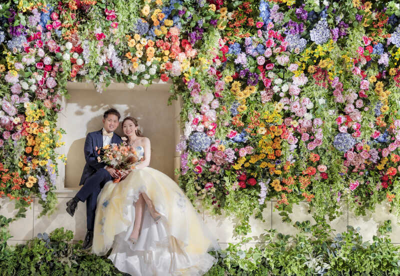 【フラワーウォール】寄り添い×足組みショット