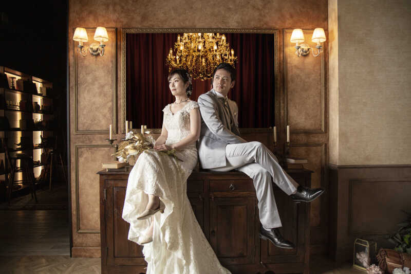 【ミラー】背中合わせ×足組み大人ショット