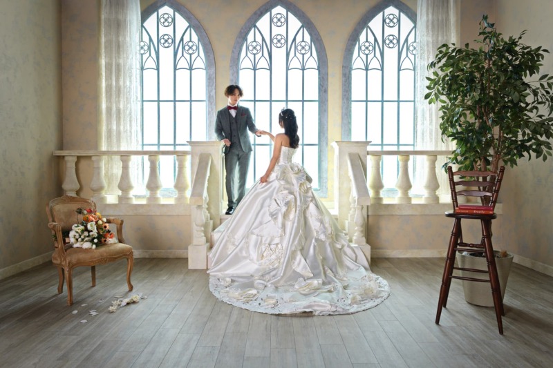 チャペルの前に立つおふたり