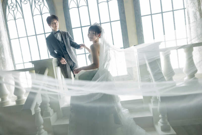 舞い上がるベールに包まれた幻想的なショット