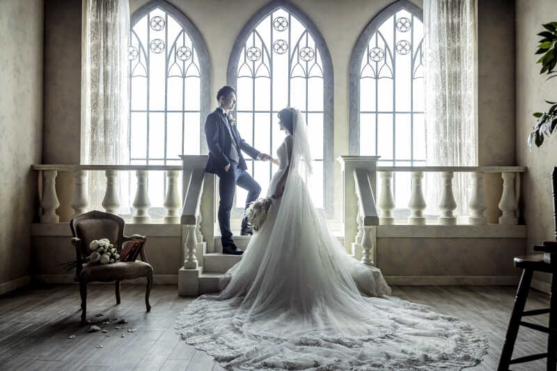 オリジナルのブーケが映えるチャペルショット