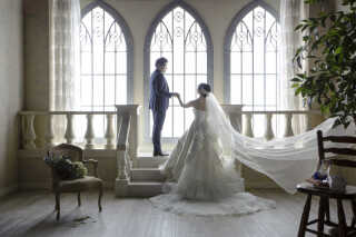 寝ころびショットもフラワーウォールも叶える多彩なフォトウェディング♪