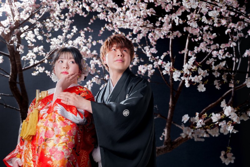 桜の下で肩を寄せ合うお二人
