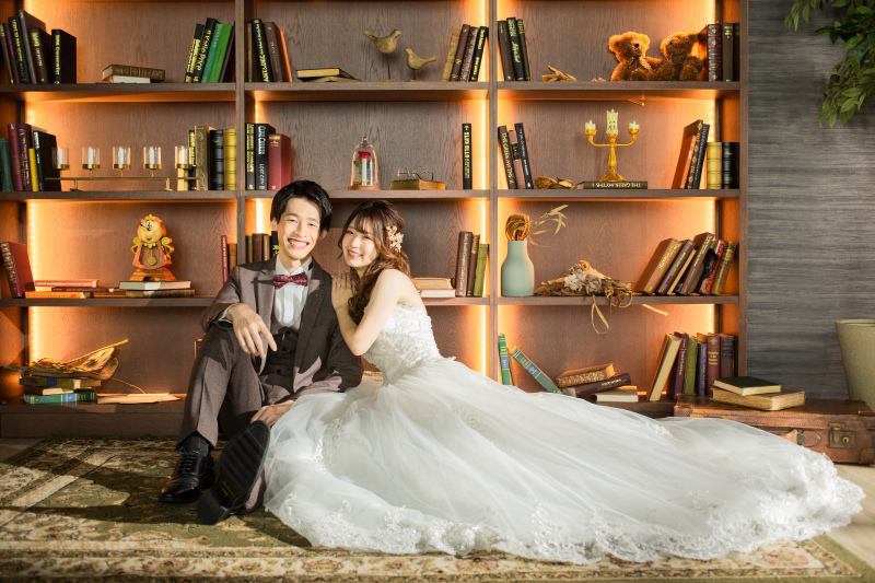 モダン本棚の前でくつろぎの時間をパチリ!