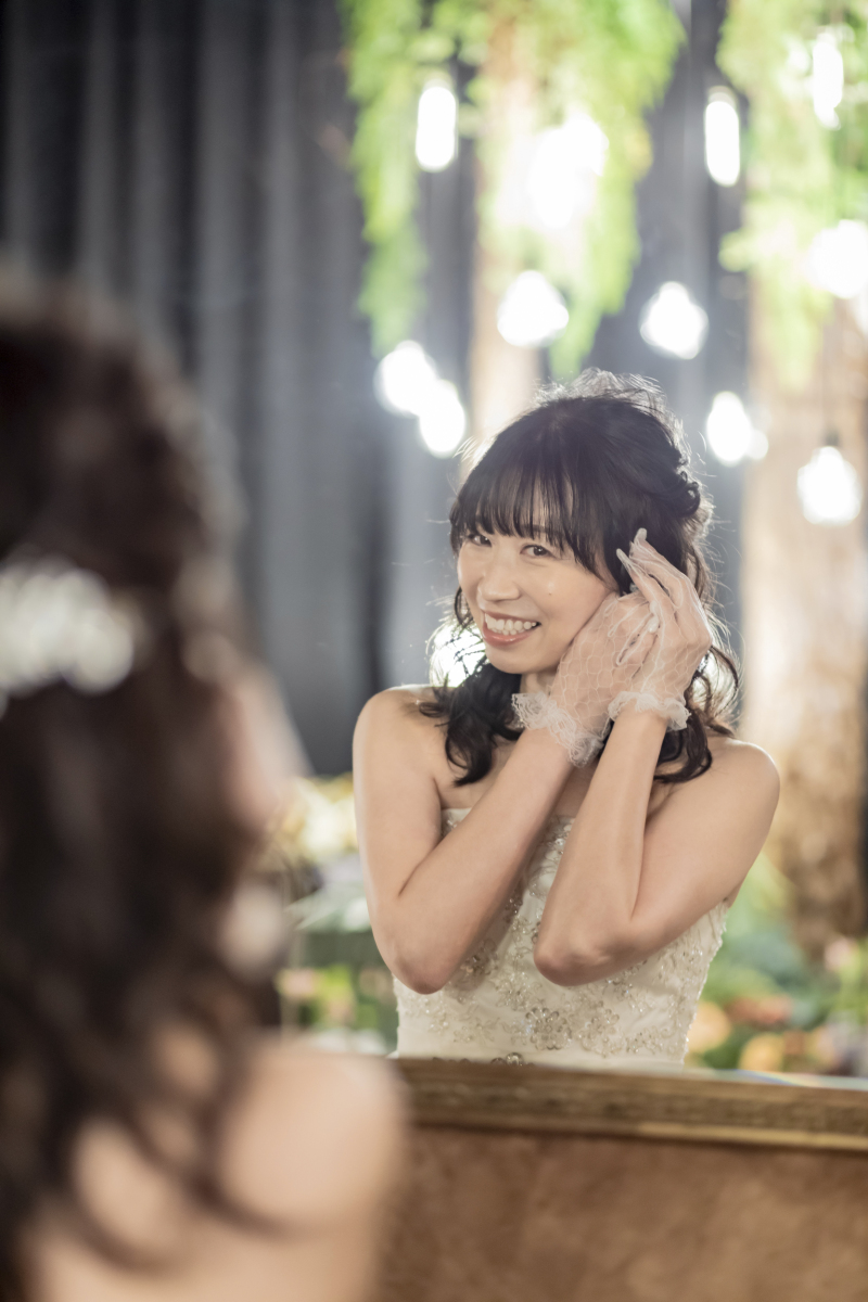 ピアスをつける新婦様