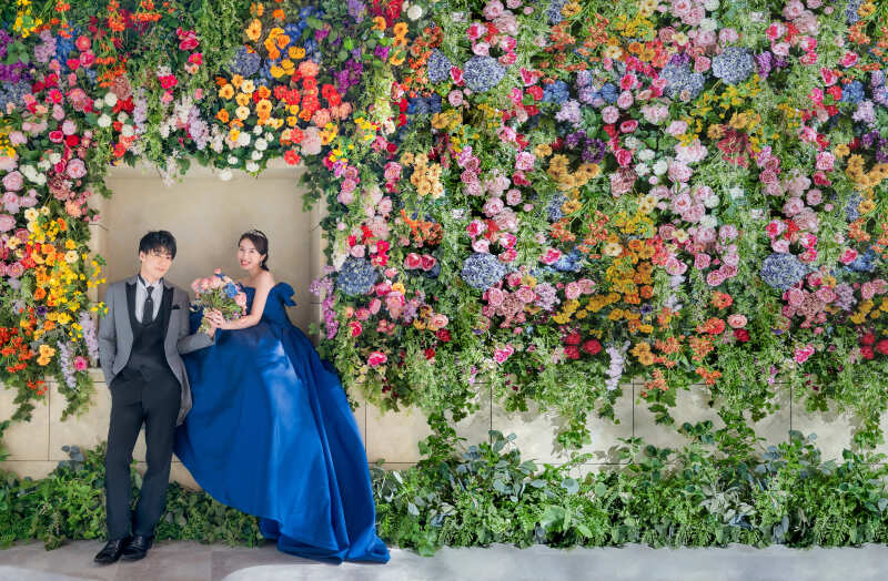 花に包まれて笑顔が咲く、彩りのフラワーウォール