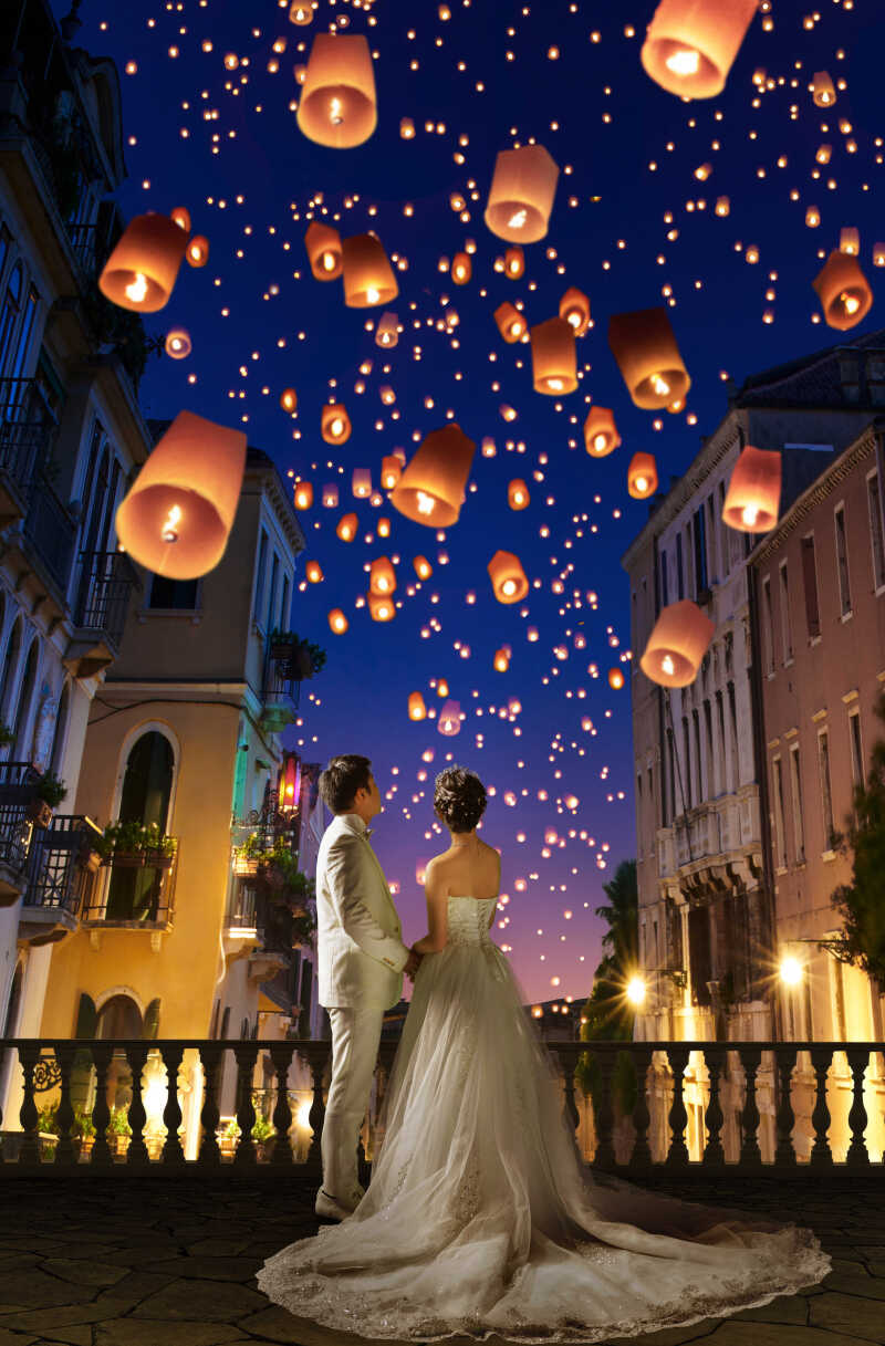 幻想的なランタンを見上げながら