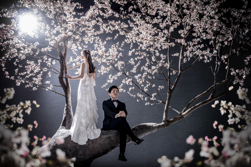 【桜】ご新婦様バック×ご新郎様足組みショット