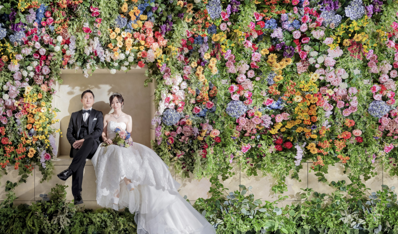 大人 気フラワーウォール×足組みショット