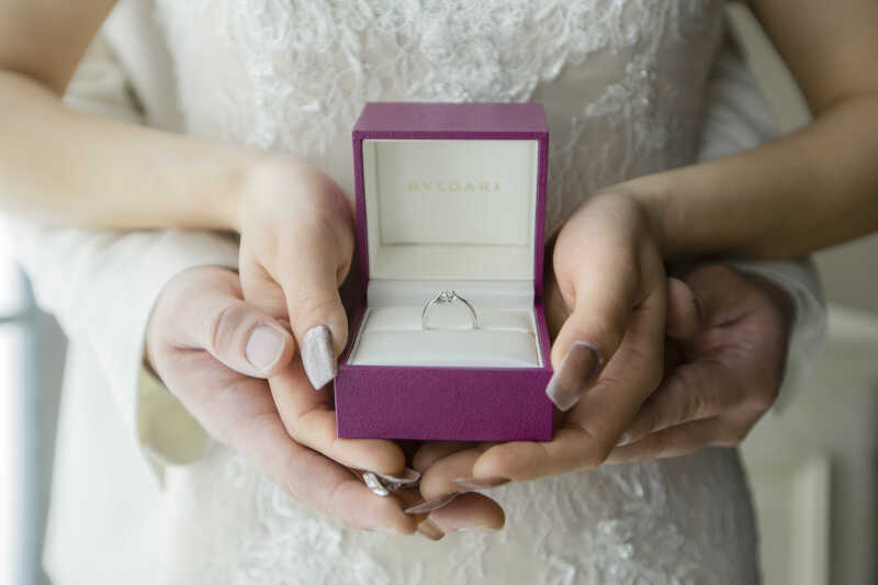 大切な瞬間を刻む—輝く指輪ケースの中に込めた想い