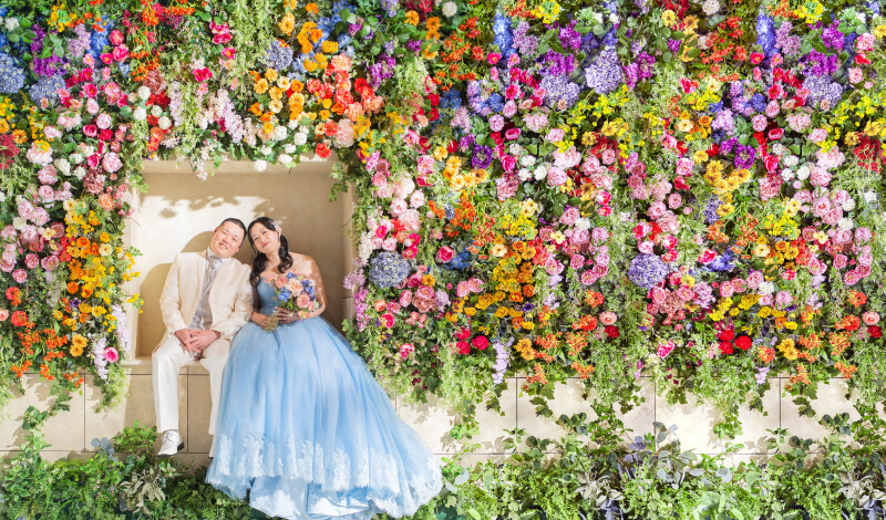 フラワーウォール×ブルードレスでカラフルショット