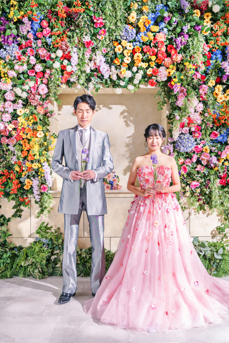 花に包まれた、静かな誓い