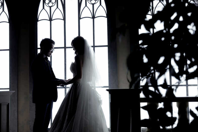 シルエット写真から伝わるおふたりの「愛」