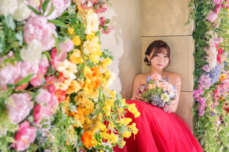 花に囲まれて咲く、とびきりの笑顔