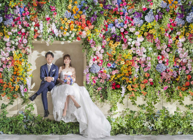 【フラワーウォール】笑顔×足組みショット