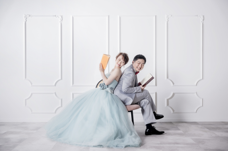 お座り寄り添いショット|ホワイトウォール