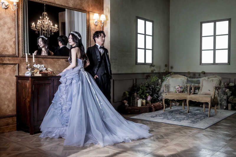 鏡の前で広がる美しいドレス