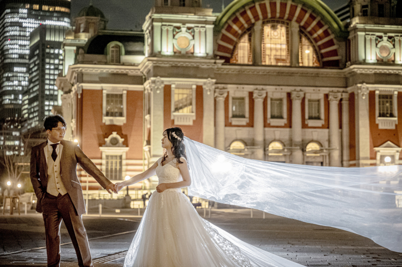 ベールが美しく舞い上がる華やかショット