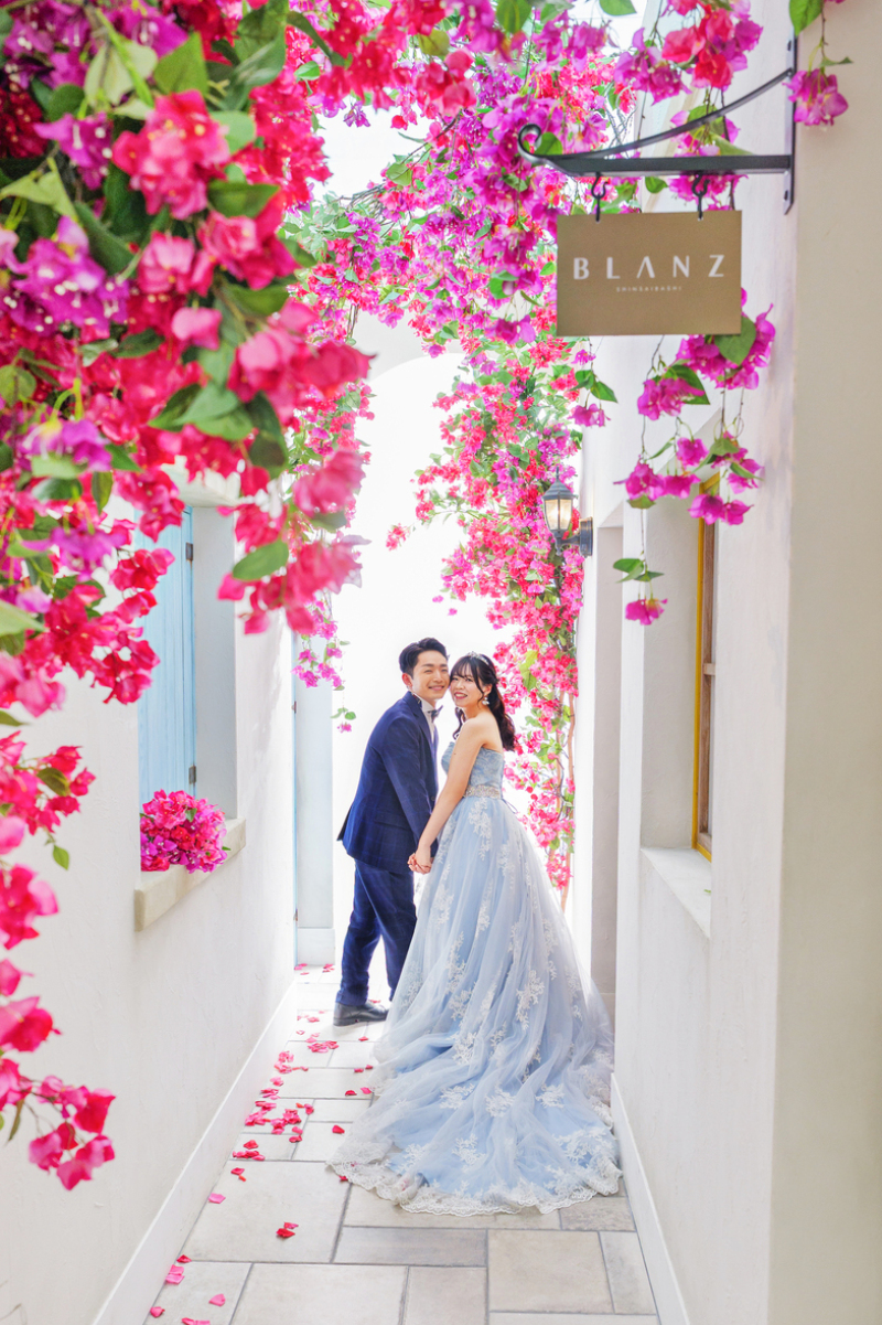 花に包まれた小道で、ふたりの物語が始まる