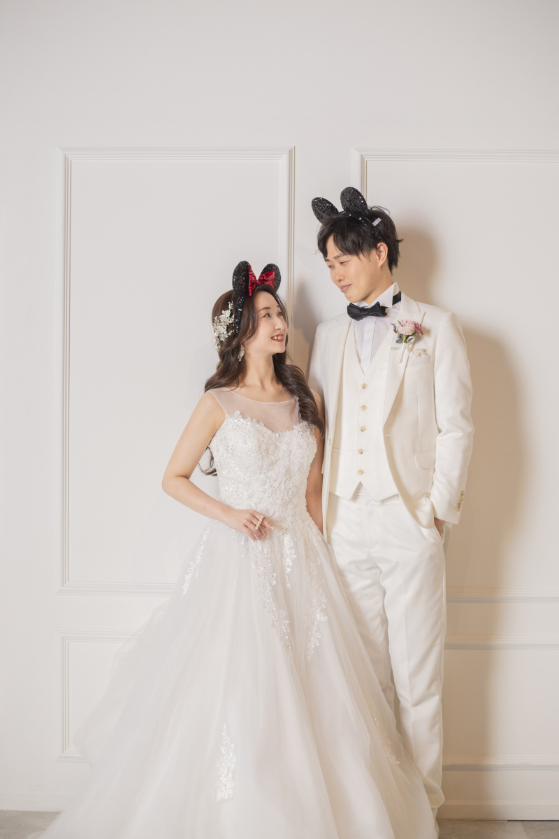 新婦に寄り添う新郎も茶目っ気たっぷりに!