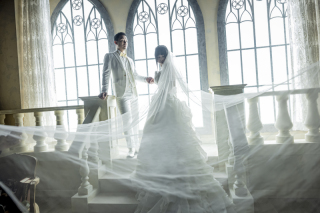 寄り添い合う二人