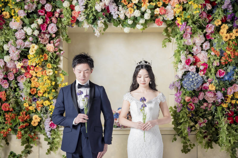 一輪の花を手に