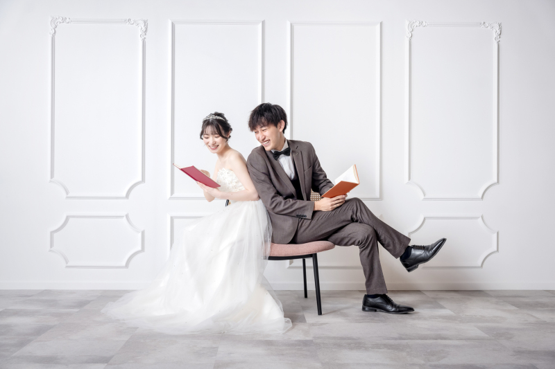 背中合わせショットで仲睦まじさ伝わる