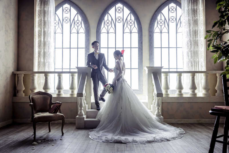 純白のウェディングドレス×チャペルで王道ショット