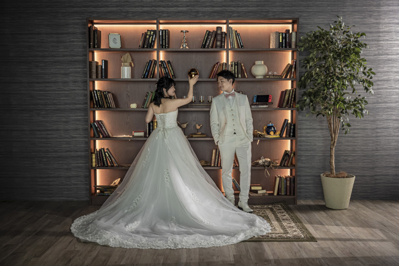 本棚前でシックに大人キレイな一枚