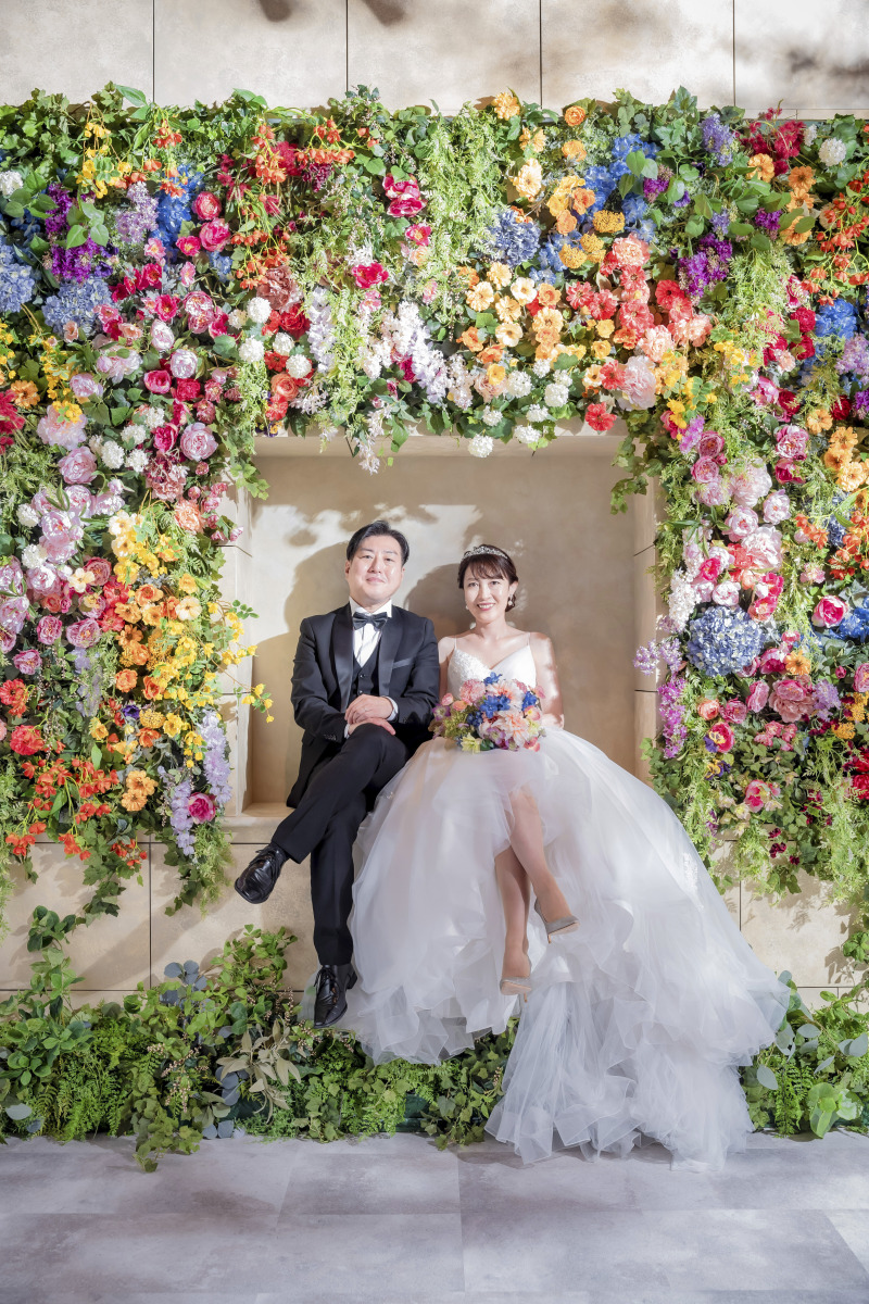 満開の花々が彩るフラワーウォールで夢の瞬間