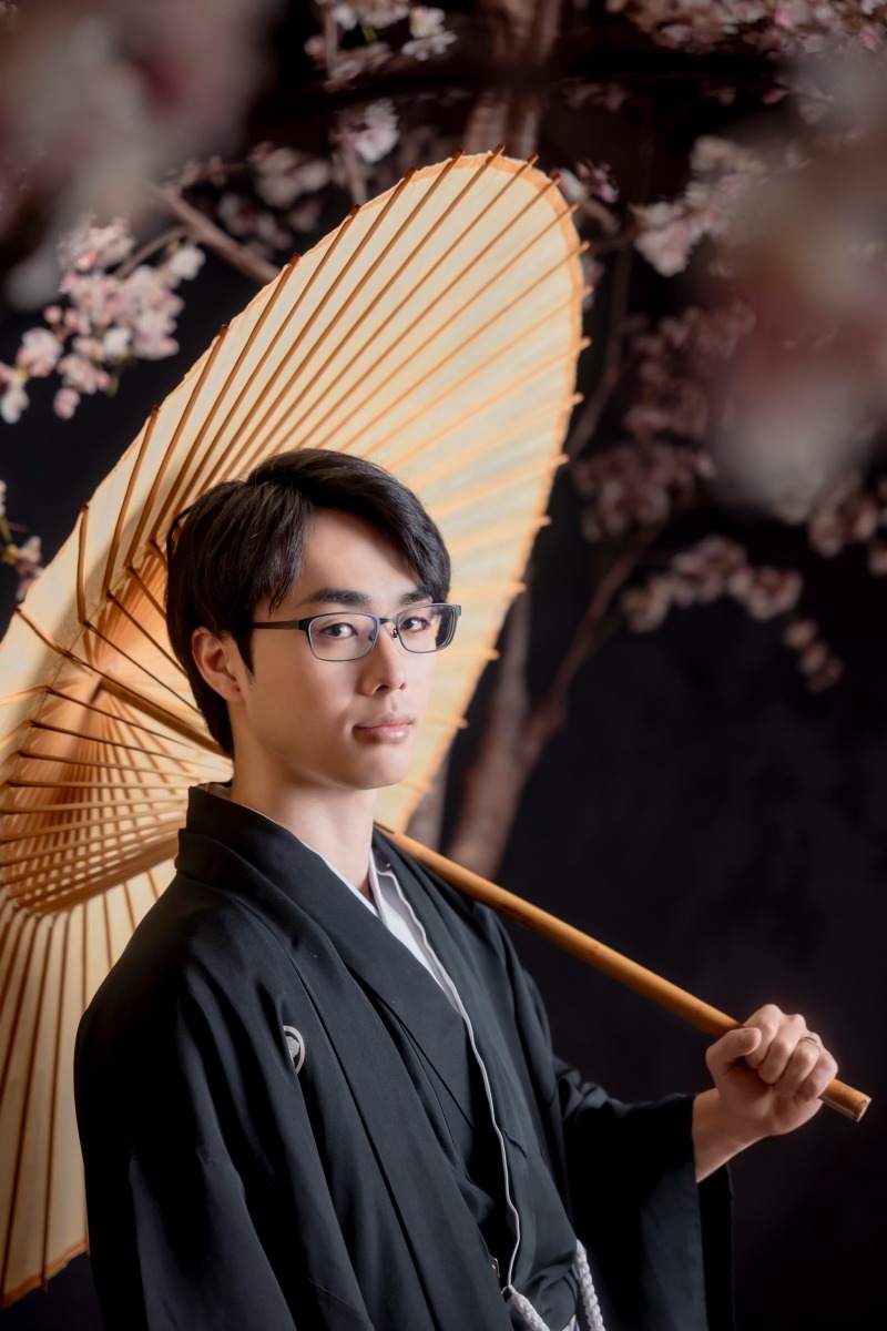 番傘を添えた新郎様の和装姿