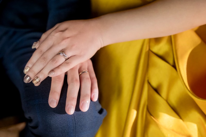 ふたりの手元に輝く結婚指輪