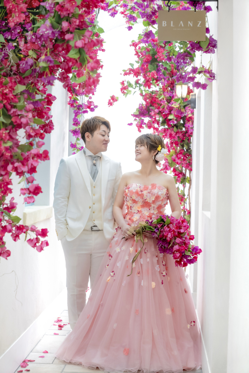 カラードレスにチェンジ!パッと華やぐロケ風フォト