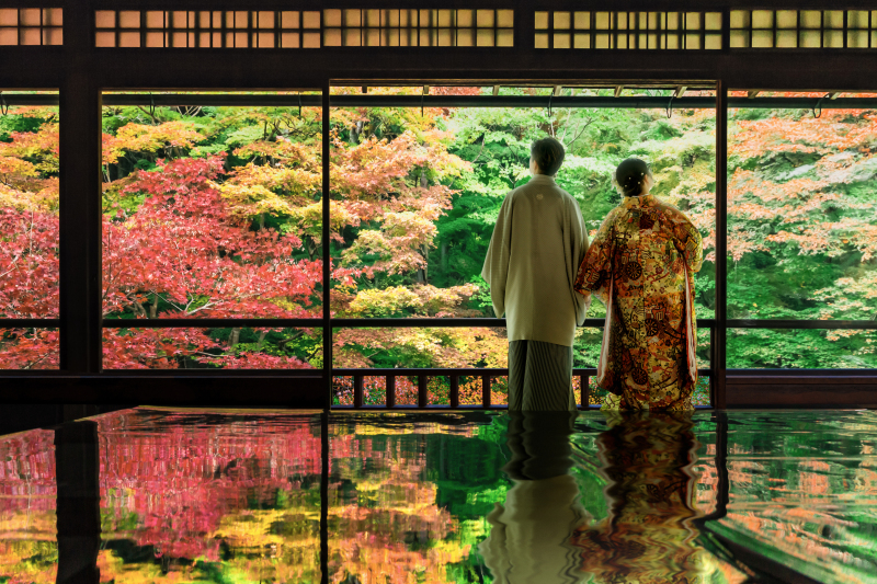 色づく景色と歩むふたり