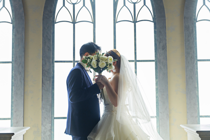 ブーケ越しに寄り添う、ロマンチックなワンシーン